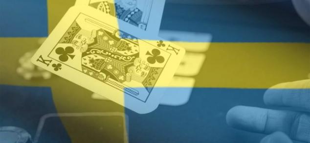 Spelkort med svensk flagga i bakgrunden